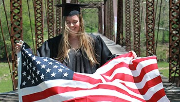 Scegliendo il programma Doppio diploma continui il tuo percorso scolastico italiano e studi in parallelo per ottenere la graduation americana. Se hai fatto un intero anno scolastico in un Paese anglofono dovrai ottenere ancora 4 crediti seguendo il percorso in modalità online e organizzandoti come meglio credi per seguire i tuoi tempi e le tue esigenze.